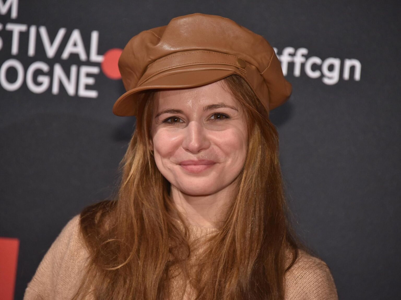 Josefine Preuß Zähne: Ein Blick auf das natürliche Lächeln der Schauspielerin josefine preuß zähne